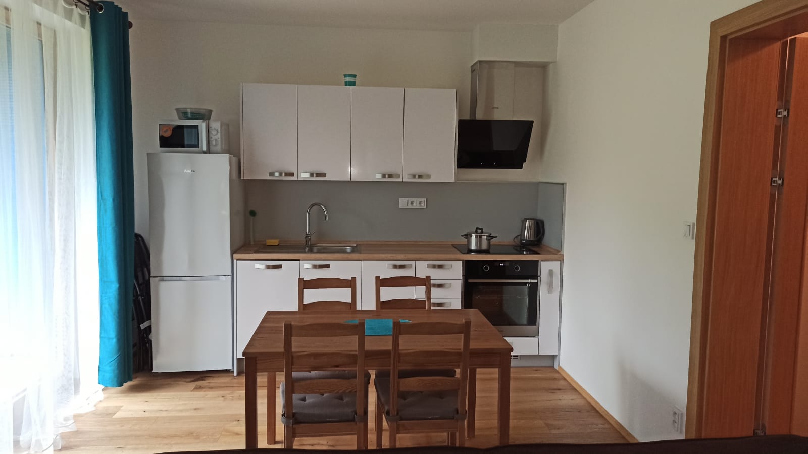 Kuchyňská linka a jídelní kout apartmánu A2