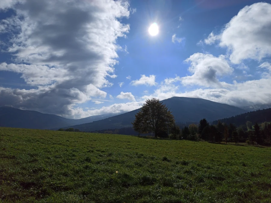 Slunce nad loukami a horami