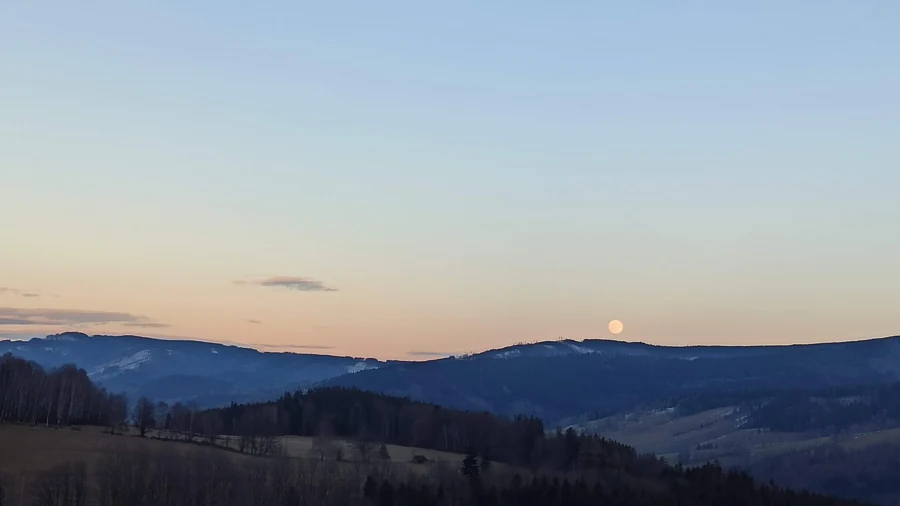 Zimní podvečer nad horskými hřebeny