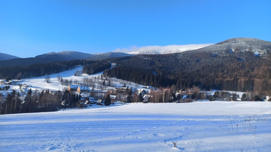 Zimní panorama Filipovic za slunečného dne